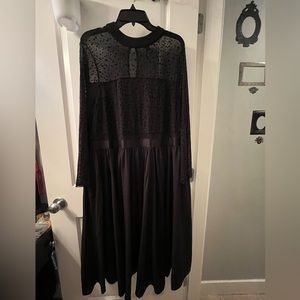 EUC torrid size 22 black mesh flocked star print mock neck midi dress w/ pockets